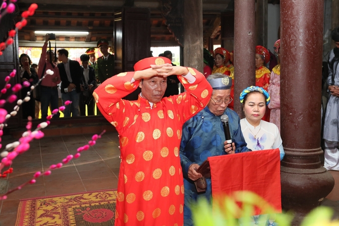 Ông Trương Công Lậm - trưởng làng Hòa Liễu thực hiện nghi lễ. Ảnh: Đinh Mười.