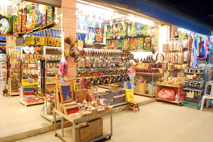 Khu chợ chuyên bán sản phẩm OTOP tại Patong, Thái Lan.