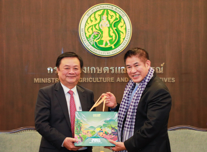 Hai Bộ trưởng trao quà, chụp ảnh kỷ niệm.