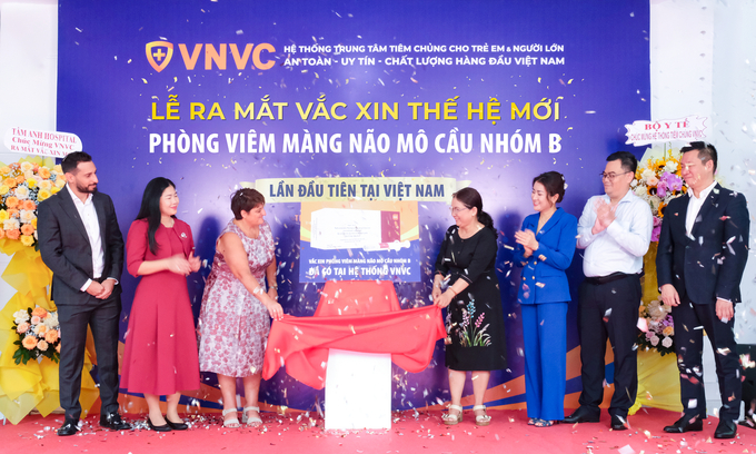 VNVC ra mắt và tiêm vacxin viêm màng não mô cầu nhóm B thế hệ mới. Ảnh: VNVC.