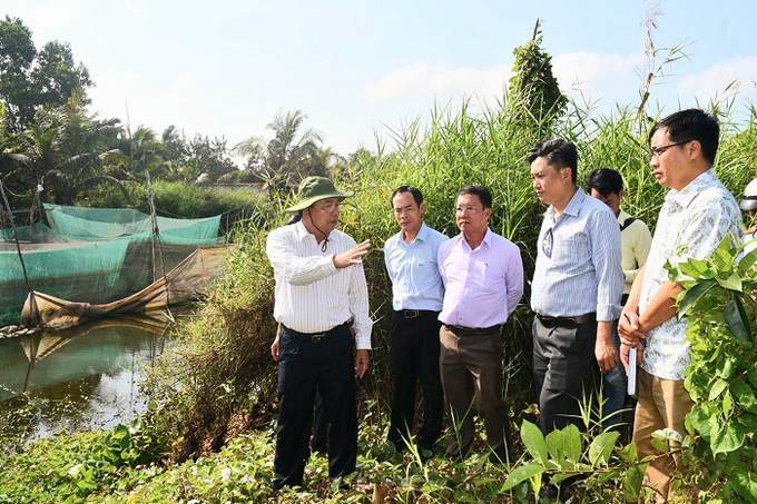 Bí thư Tỉnh ủy Cà Mau Nguyễn Tiến Hải (bên trái) kiểm tra thực tế tình hình ứng phó khô hạn ở vùng ngọt huyện Trần Văn Thời vào ngày 16/2. Ảnh: Hồng Nhung.