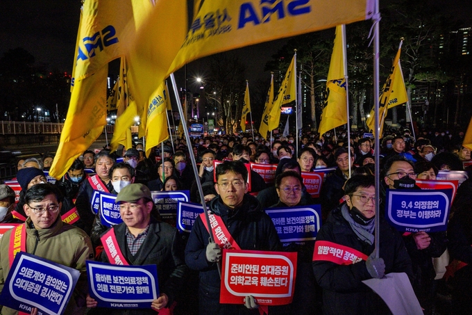 Hàng trăm bác sĩ và nhân viên biểu tình gần Văn phòng Tổng thống ở thủ đô Seoul, Hàn Quốc, hôm 22/2. Ảnh: AFP.