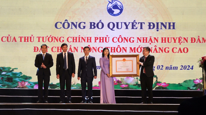 Huyện Đầm Hà đón nhận Quyết định của Thủ tướng Chính phủ công nhận huyện đạt chuẩn NTM nâng cao. Ảnh: Nguyễn Thành.