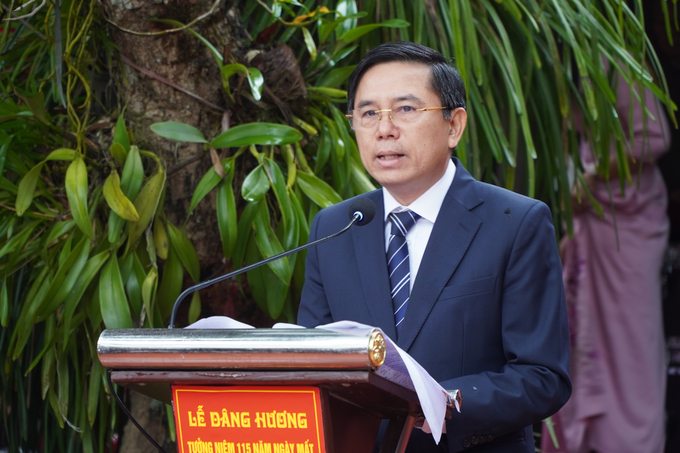 Ông Trần Xuân Dưỡng - Phó Chủ tịch UBND tỉnh Hà Nam phát biểu tại lễ dâng hương. Ảnh: Hùng Khang.