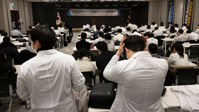Đại diện các bác sĩ thực tập họp tại trụ sở Hiệp hội Y khoa Hàn Quốc ở Seoul, Hàn Quốc, thông báo đồng loạt nghỉ việc hôm 20/2. Ảnh: AP.