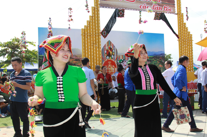 Du khách thích thú khi tham gia các hoạt động lễ hội văn hóa ở Nghĩa Lộ. Ảnh: Thanh Tiến.
