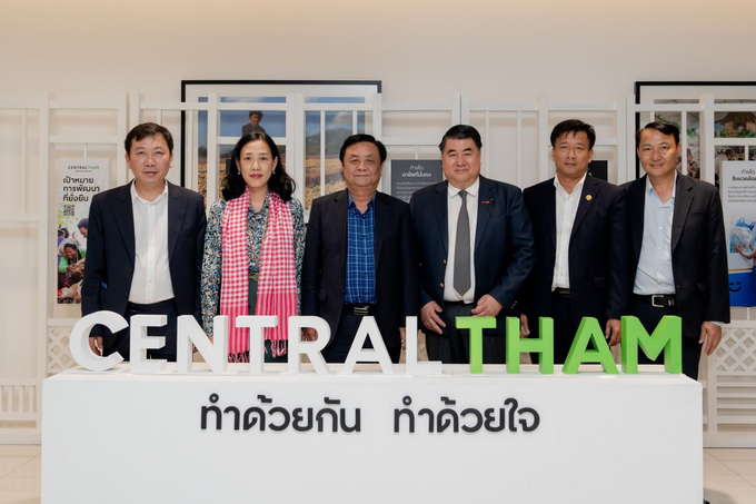 Minister Le Minh Hoan visited and held discussions with the leadership of Central Group.