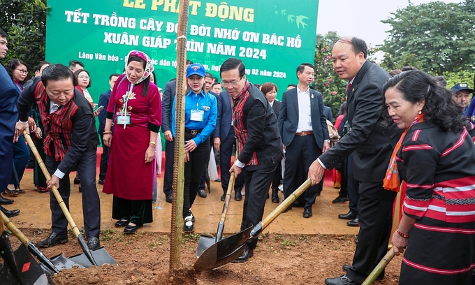 Chủ tịch nước Võ Văn Thưởng, Phó Thủ tướng Trần Hồng Hà cùng các đại biểu tham gia hưởng ứng Tết trồng cây nhớ ơn Bác Hồ. Ảnh: Tổ quốc.