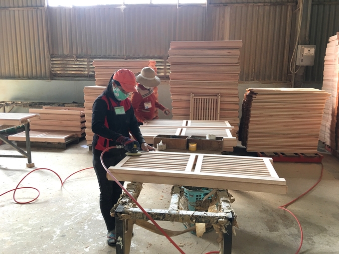 Nhiều doanh nghiệp ngành gỗ ở Bình Định đã có đơn hàng sản xuất đến tháng 6/2024. Ảnh: V.Đ.T.