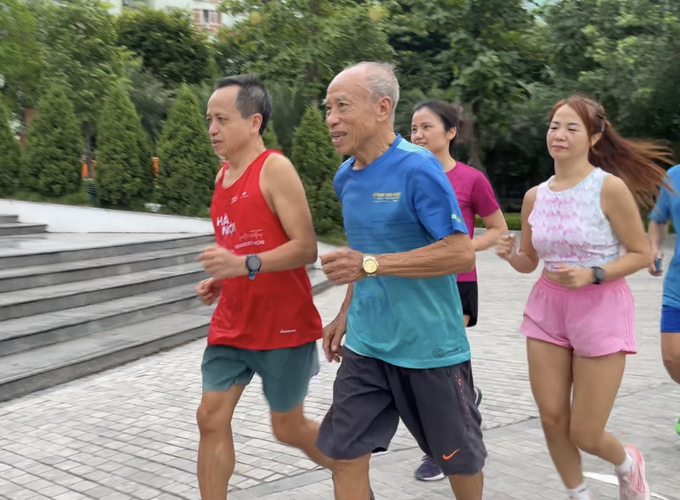 Ở tuổi 85, 'ông già gân Bùi Lương' vẫn đều đặn có mặt tại công viên Thanh Xuân để hướng dẫn mọi người các kỹ thuật chạy cơ bản. Ảnh: Minh Toàn.