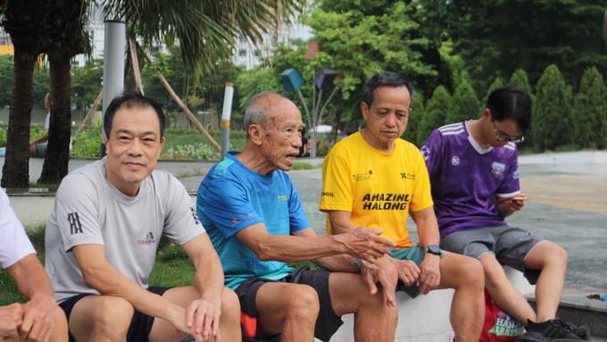 HLV Bùi Lương luôn sẵn sàng chia sẻ những kinh nghiệm, kiến thức thực tế để giúp mọi người có thể chạy tốt hơn. Ảnh: Minh Toàn.