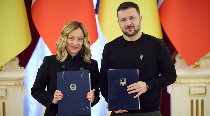 Thủ tướng Italy Giorgia Meloni và Tổng thống Ukraine Volodymyr Zelensky ký hiệp ước an ninh song phương hôm 24/2. Ảnh: CNN.