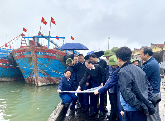 Các thành viên Đoàn công tác kiểm tra thực tế tại cảng cá Lạch Bạng (thị xã Nghi Sơn).