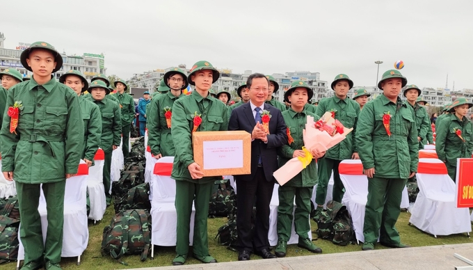 Chủ tịch UBND tỉnh Quảng Ninh Cao Tường Huy tặng hoa cho các chiến sỹ nhập ngũ.