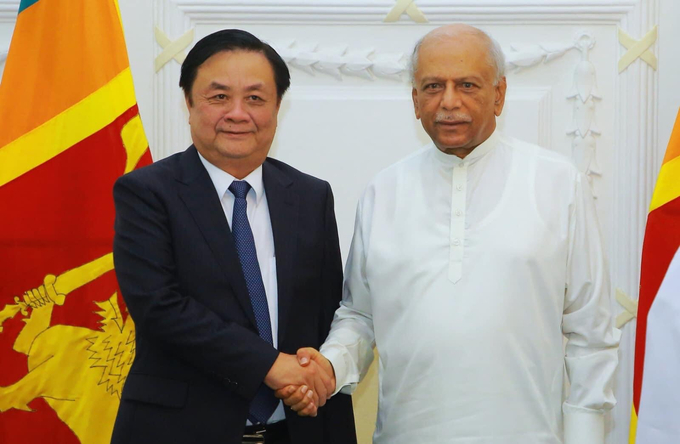 Prime Minister Dinesh Gunawardena of Sri Lanka received Minister Le Minh Hoan for diplomatic exchanges.