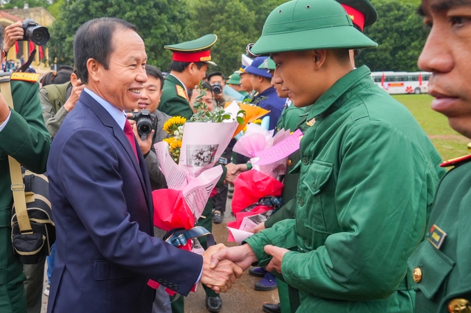 Ông Lê Tiến Châu - Bí thư Thành ủy Hải Phòng động viên tân binh huyện Thủy Nguyên lên đường nhập ngũ. Ảnh: Đàm Thanh.