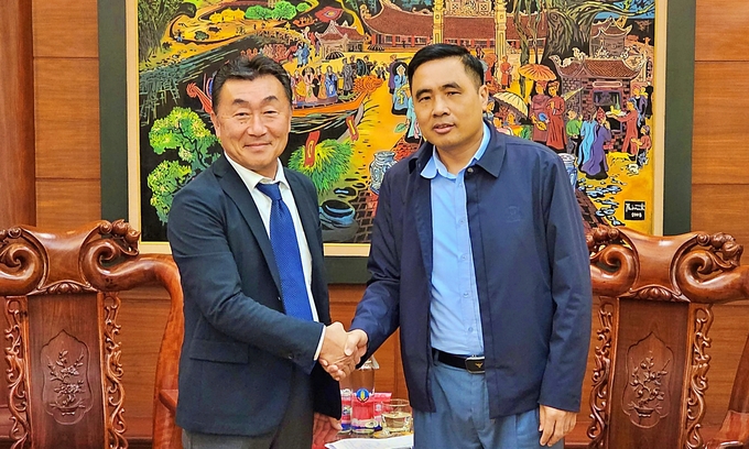 Thứ trưởng Nguyễn Quốc Trị (phải) chúc đoàn JICA, do ông Hiro Miyazono dẫn đầu, có chuyến công tác thành công tại Việt Nam. Ảnh: Bảo Thắng.