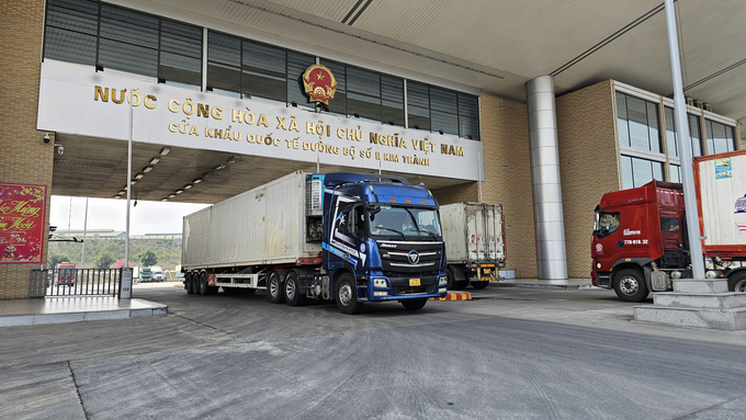 Xe chở hàng nông sản xuất khẩu qua Cửa khẩu Quốc tế đường bộ số 2 Kim Thành (Lào Cai). Ảnh: Hải Đăng.