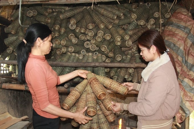 Hàng trăm người dân ở xã Phúc An làm nghề đan rọ tôm để mưu sinh. Ảnh: Thanh Tiến.