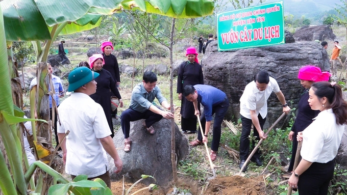 Huyện Văn Yên phát động phong trào trồng cây làm du lịch trong dịp đầu xuân năm mới. Ảnh: Thanh Tiến.