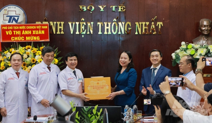 Phó Chủ tịch nước Võ Thị Ánh Xuân chúc mừng các Thầy thuốc Bệnh viện Thống Nhất nhân Ngày Thầy thuốc Việt Nam. Ảnh: Q.Châu.