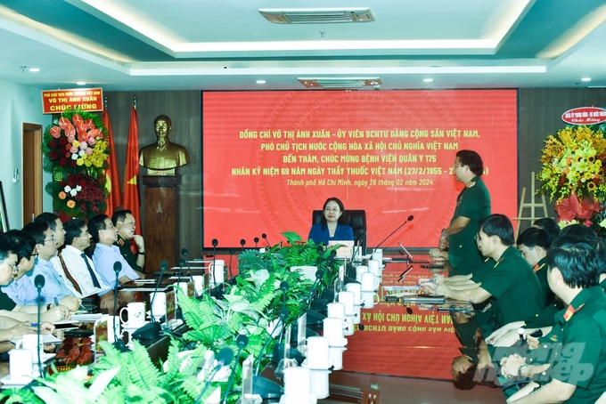 Phó Chủ tịch nước Võ Thị Ánh Xuân thăm tập thể y bác sĩ Bệnh viện Quân y 175. Ảnh: Văn Chính.