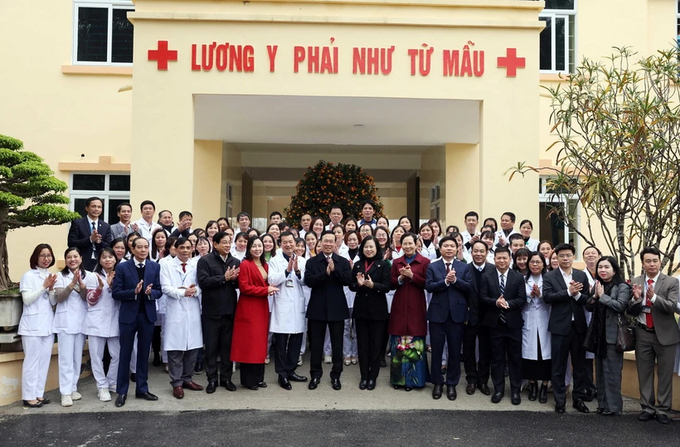 Chủ tịch nước Võ Văn Thưởng với các thầy thuốc của Trạm Y tế xã Thanh Phong, huyện Thanh Liêm. Ảnh: TTXVN.
