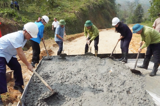 Cán bộ, nhân dân huyện Văn Bàn (Lào Cai) đổ bê tông làm đường giao thông nông thôn Nậm Trang 1. Ảnh: H.P.