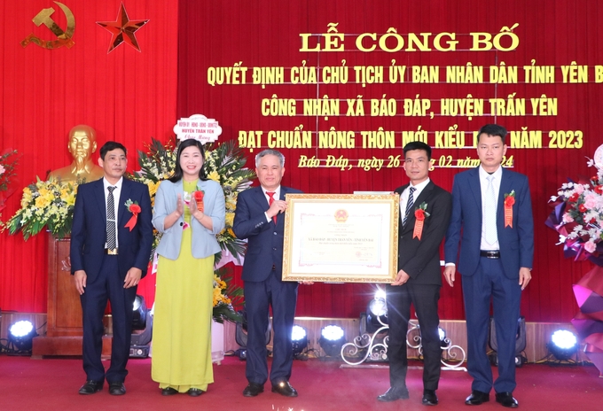 Lãnh đạo sở NN-PTNT tỉnh Yên Bái trao bằng công nhận xã đạt chuẩn NTM kiểu mẫu cho xã Báo Đáp.