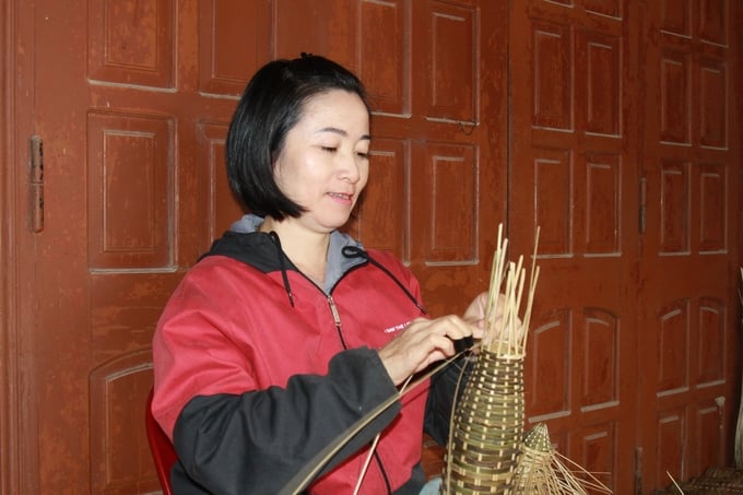 Trong làng nghề hầu như ai cũng biết đan rọ tôm vì nghề này không nặng nhọc và có thể tranh thủ thời gian để kiếm thêm thu nhập. Ảnh: Thanh Tiến.