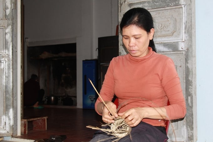 Ngoài làm vườn, chị Lê Thị Ngọc Thắng có thể đan 30 chiếc rọ tôm mỗi ngày. Ảnh: Thanh Tiến.