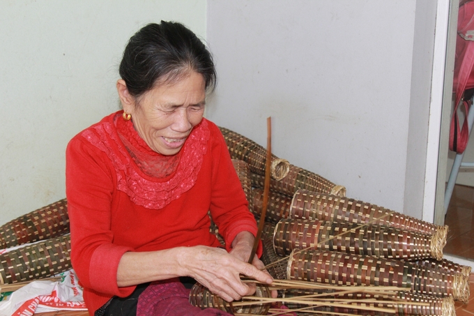 Bà Diệu đã gắn bó với nghề đan rọ tôm trong hơn 40 năm qua. Ảnh: Thanh Tiến.