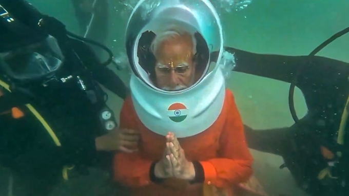 Thủ tướng Ấn Độ Narendra Modi cầu nguyện tại thành cổ Dwarka nằm dưới đáy biển. Ảnh: X.