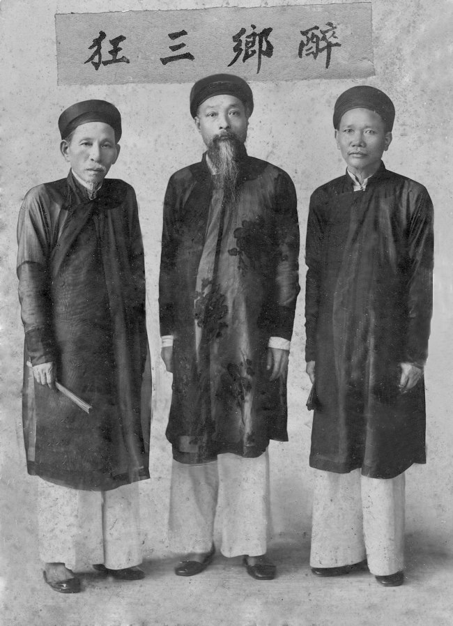 Bốn chữ 'Túy hương tam cuồng' (Ba chàng điên làng say) là bút tích của cụ Lê Đại. Từ trái sang: Cụ Lê Đại (1875 - 1951), cụ xứ Trừu (?-?) và cụ cử Nguyễn Hữu Cầu (1879 - 1946).