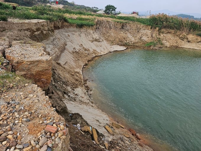 Sạt lở quanh dự án khai thác cát sỏi sông Lô của Công ty Cổ phần Đạt Hưng. Ảnh: NNVN.