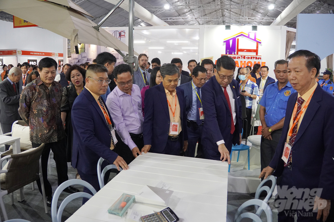 Các đại biểu trong và ngoài nước tham quan các gian hàng tại Vifa Expo 2024. Ảnh: Nguyễn Thủy.