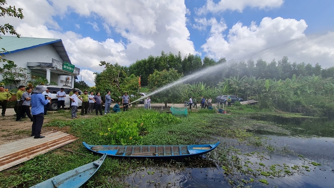 Chủ tịch UBND tỉnh Cà Mau Huỳnh Quốc Việt kiểm tra việc vận hành thiết bị chữa cháy tại Vườn Quốc gia U Minh Hạ. Ảnh: Trọng Linh.