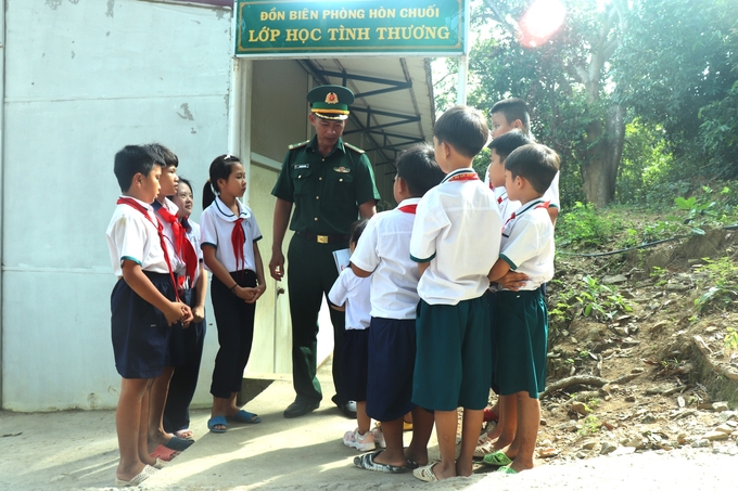 Thầy giáo Trần Bình Phục cùng các học trò thân yêu của mình. Ảnh: Ngọc Khanh.