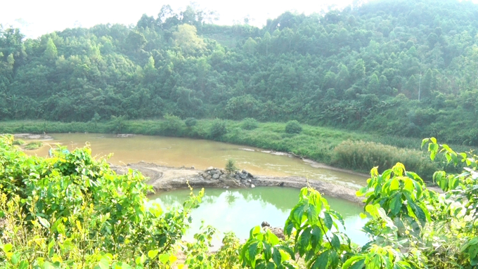 Sông Bắc Giang bị đào bới nham nhở bởi các hoạt động khai thác cát. Ảnh: NT. 