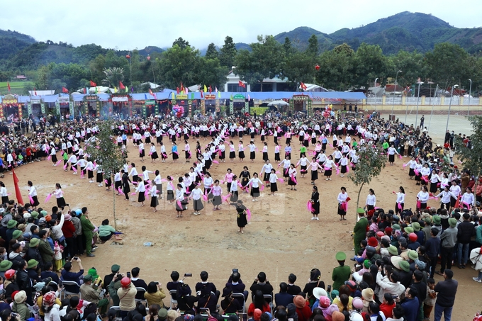 Lễ hội đã thu hút hàng ngàn người dân và du khách thập phương.