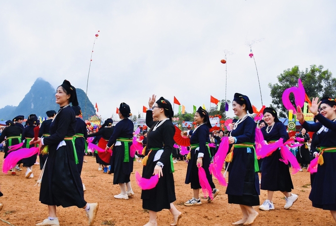 Trên 300 cô gái người Tày tham gia điệu Dậm Thuông trong lễ hội Xo May năm 2024.