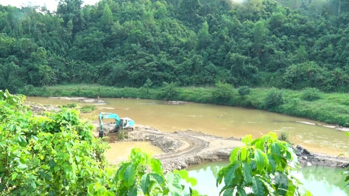 Mỏ khai thác cát của Công ty Cổ phần bê tông và vật liệu xây dựng An Bình trên sông Bắc Giang (huyện Na Rì). Ảnh: NT. 