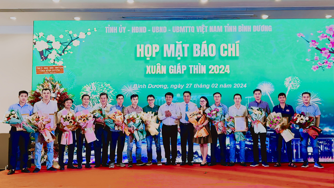 Lãnh đạo UBND tỉnh Bình Dương tri ân đóng góp của các cơ quan thông tấn báo chí. Ảnh: Trần Phi.