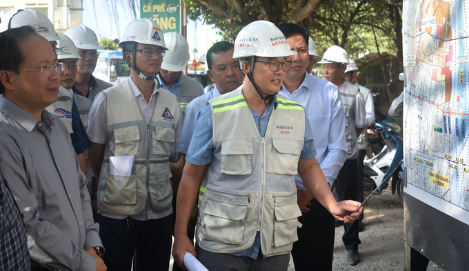 Thứ trưởng Bộ Giao thông vận tải Nguyễn Duy Lâm (bên trái) nghe Ban quản lý dự án Mỹ Thuận báo cáo tiến độ thi công dự án phía Tiền Giang. Ảnh: Minh Đảm.
