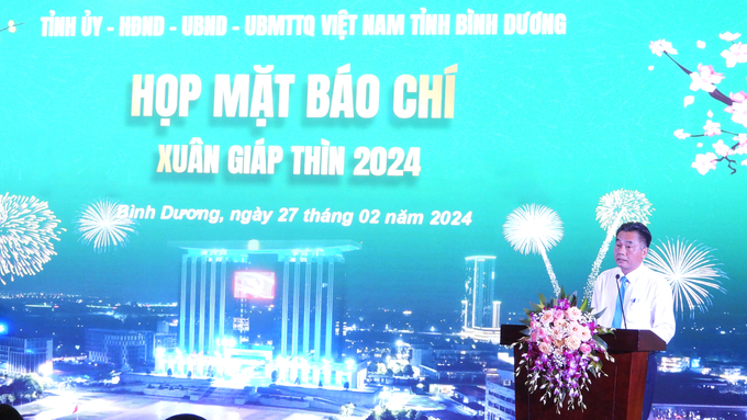 Ông Nguyễn Lộc Hà thông tin tình hình kinh tế, xã hội và các thành tựu tỉnh Bình Dương đạt được năm 2023. Ảnh: Trần Trung.