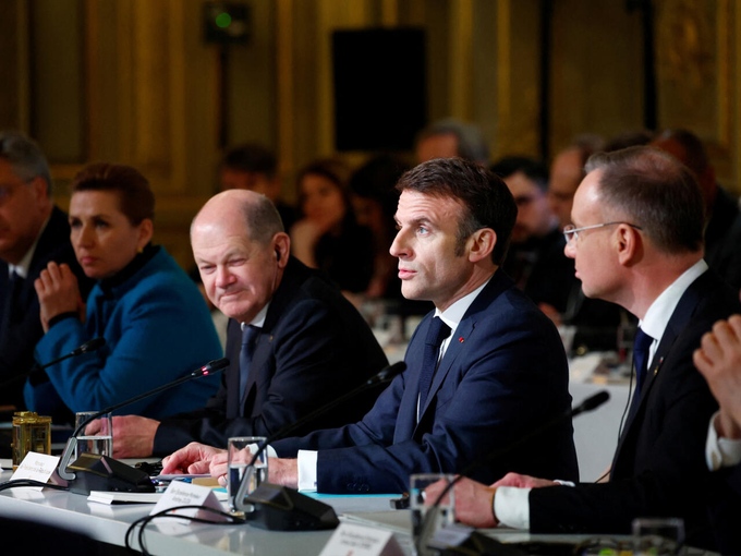 Tổng thống Pháp Emmanuel Macron tại cuộc họp với các nhà lãnh đạo châu Âu ở Paris hôm 26/2. Ảnh: AFP.
