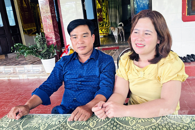 'Hai lúa' Vĩnh Lâm Nguyễn Văn Tuần cùng vợ chia sẻ câu chuyện trồng lúa hữu cơ. Ảnh: Võ Dũng.