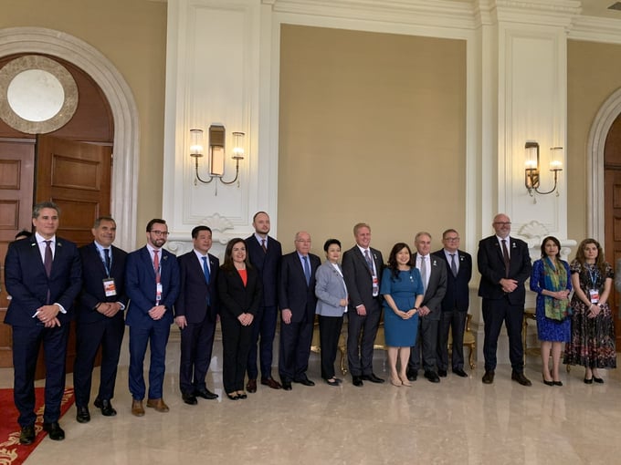 Mr. Nguyen Hong Dien (fourth from left), Minister of Industry and Trade and Head of the Vietnamese delegation, in a group photo with other heads of delegations at the Ministerial Meeting.