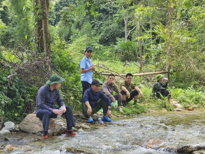 Đoàn công tác do ông Cao Văn Cường - Giám đốc Sở NN-PTNT Thanh Hóa (ngoài cùng bên trái) dẫn đầu thâm nhập vào kiểm tra khu vực rừng bị phá. Ảnh: Quốc Toản.