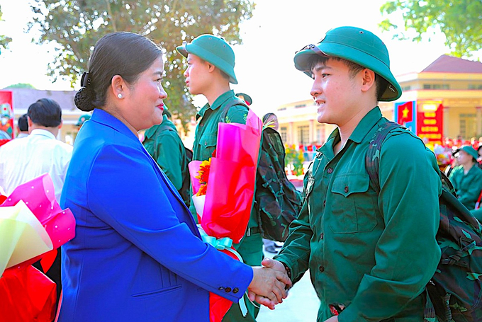 Bà Trần Tuệ Hiền, Chủ tịch UBND tỉnh Bình Phước thăm hỏi, động viên tân binh tại điểm tiễn tân Binh huyện Chơn Thành. Ảnh: HT.